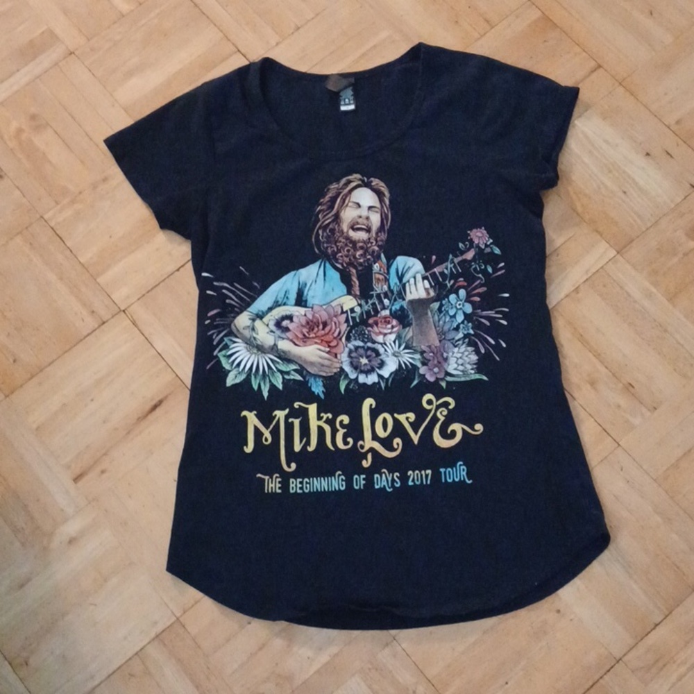 Mike Love concert tee shirt 2017, beach boy. Size small